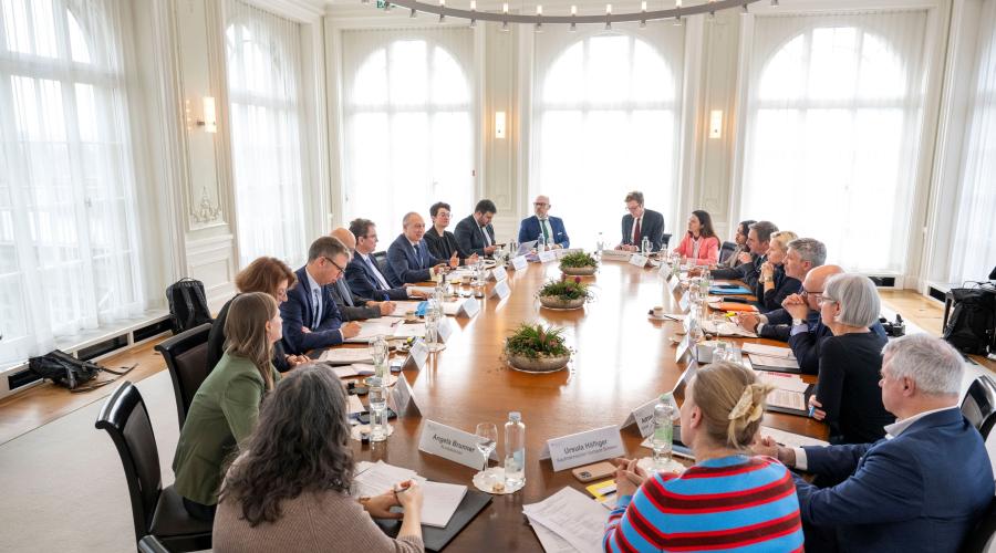 Am Beiratstreffen Digitale Schweiz vom 10. Februar 2026 haben sich die Teilnehmerinnen und Teilnehmern zur Frage ausgetauscht, mit welchen Massnahmen die Konvention des Europarats zu Künstlicher Intelligenz (KI) in der Schweiz umgesetzt werden soll. Der Schwerpunkt…